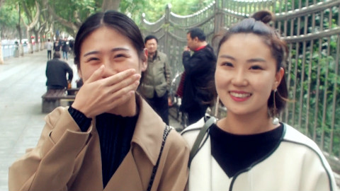 街头恶搞:路上突然靠近的小姐姐